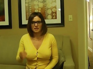Sexy babe with yellow button-up shirt and glasses gets fucked